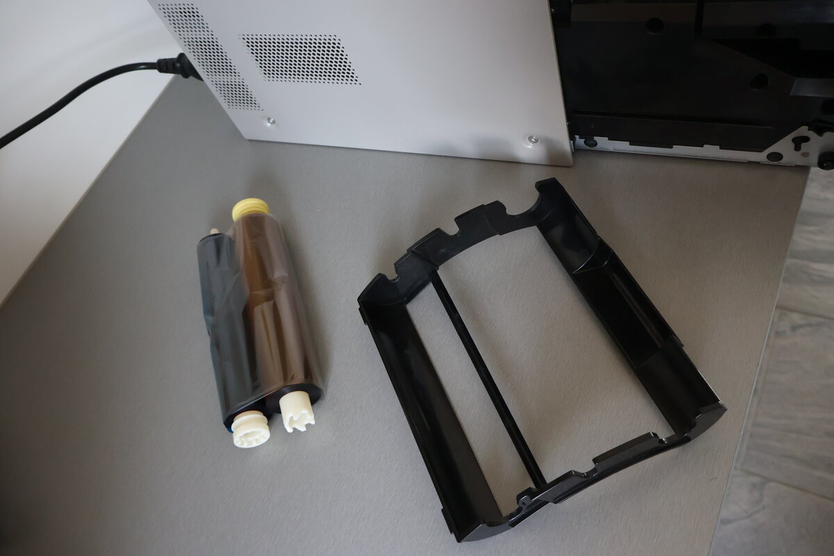 Farbband-Kassette wird aus dem oberen Fach des Druckers entnommen
