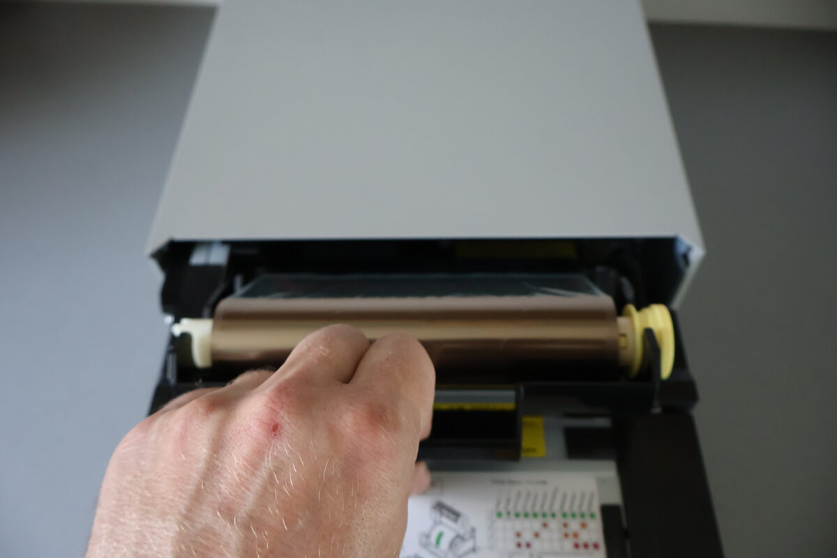 Neues Farbband im Halterahmen eingesetzt, bereit zum Einsetzen in den Drucker