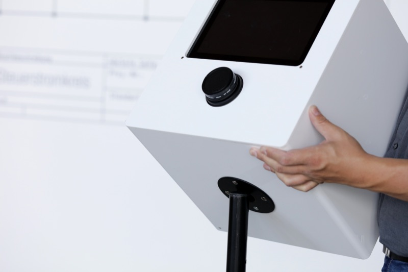 SmileCube Fotobox wird auf das Stativ gesetzt