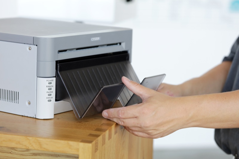 Fotodrucker mit Papierauswurf wird aufgebaut