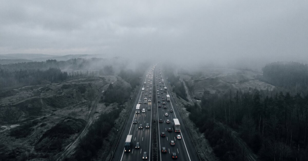 Endlose Autobahn im Nebel -- 600 Kilometer Distanz zum Kunden