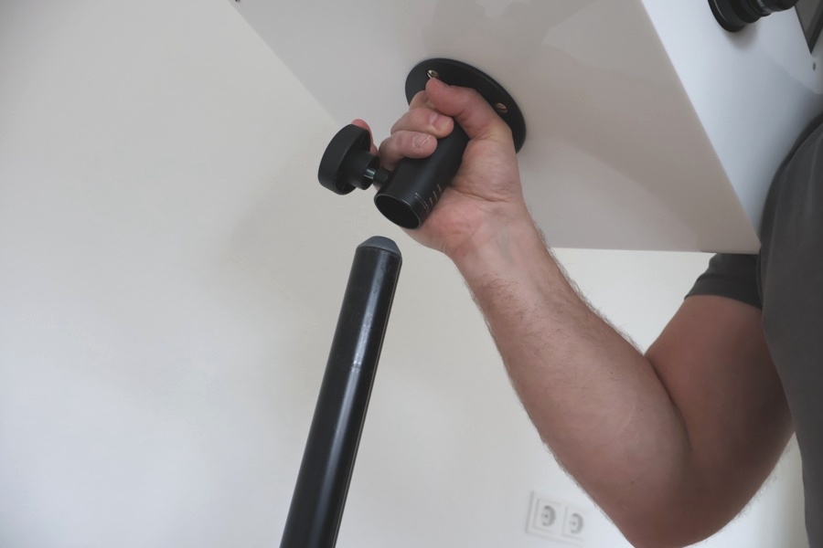 Fotobox wird auf das Stativ gesetzt