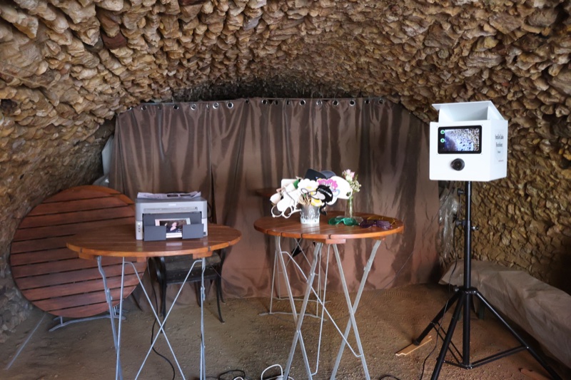 SmileCube Fotobox mit Drucker und Requisiten im Gewölbekeller einer Hochzeitslocation