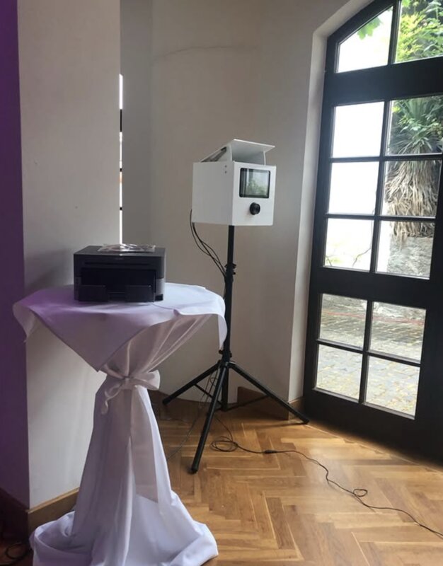 SmileCube Fotobox mit Drucker in eleganter Hochzeitslocation