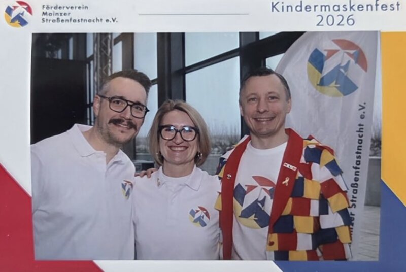 Fotostreifen vom Kindermaskenfest 2026 mit Mainzer Straßenfastnacht Branding