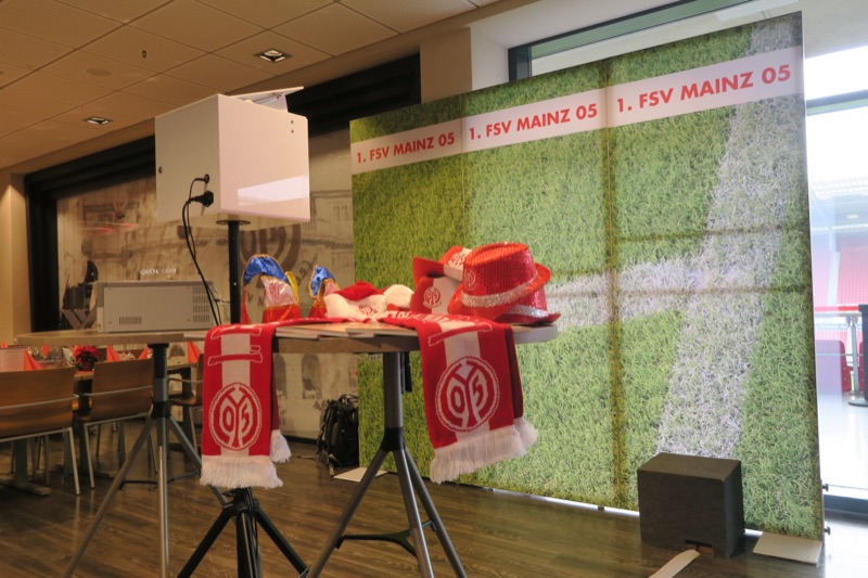 SmileCube Fotobox mit Mainz 05 Branding und Requisiten im VIP-Bereich