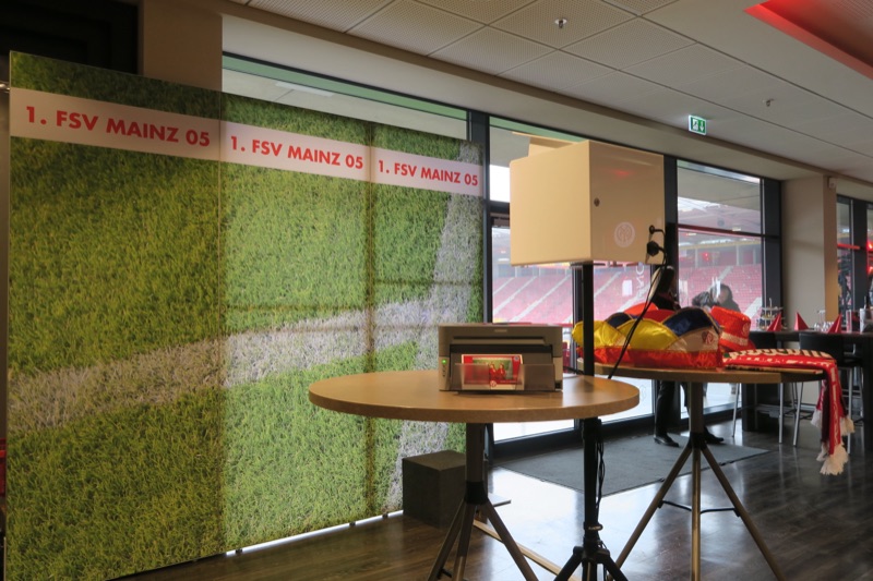 SmileCube Fotobox mit Drucker im VIP-Bereich der Opel Arena Mainz