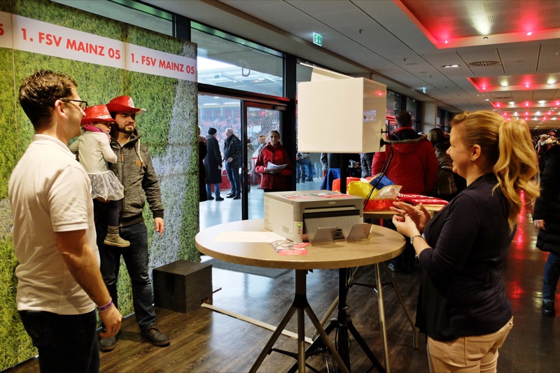 Gäste nutzen die SmileCube Fotobox im VIP-Bereich bei Mainz 05