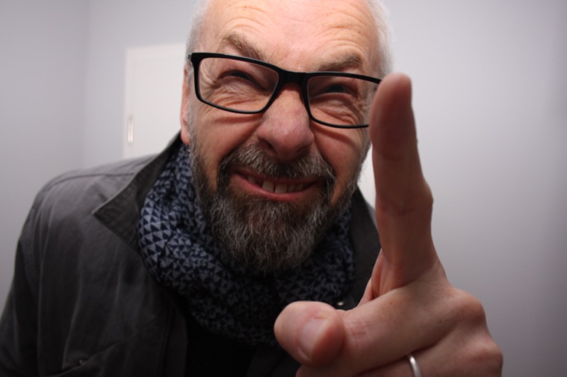 Gast posiert lässig in die SmileCube Fotobox