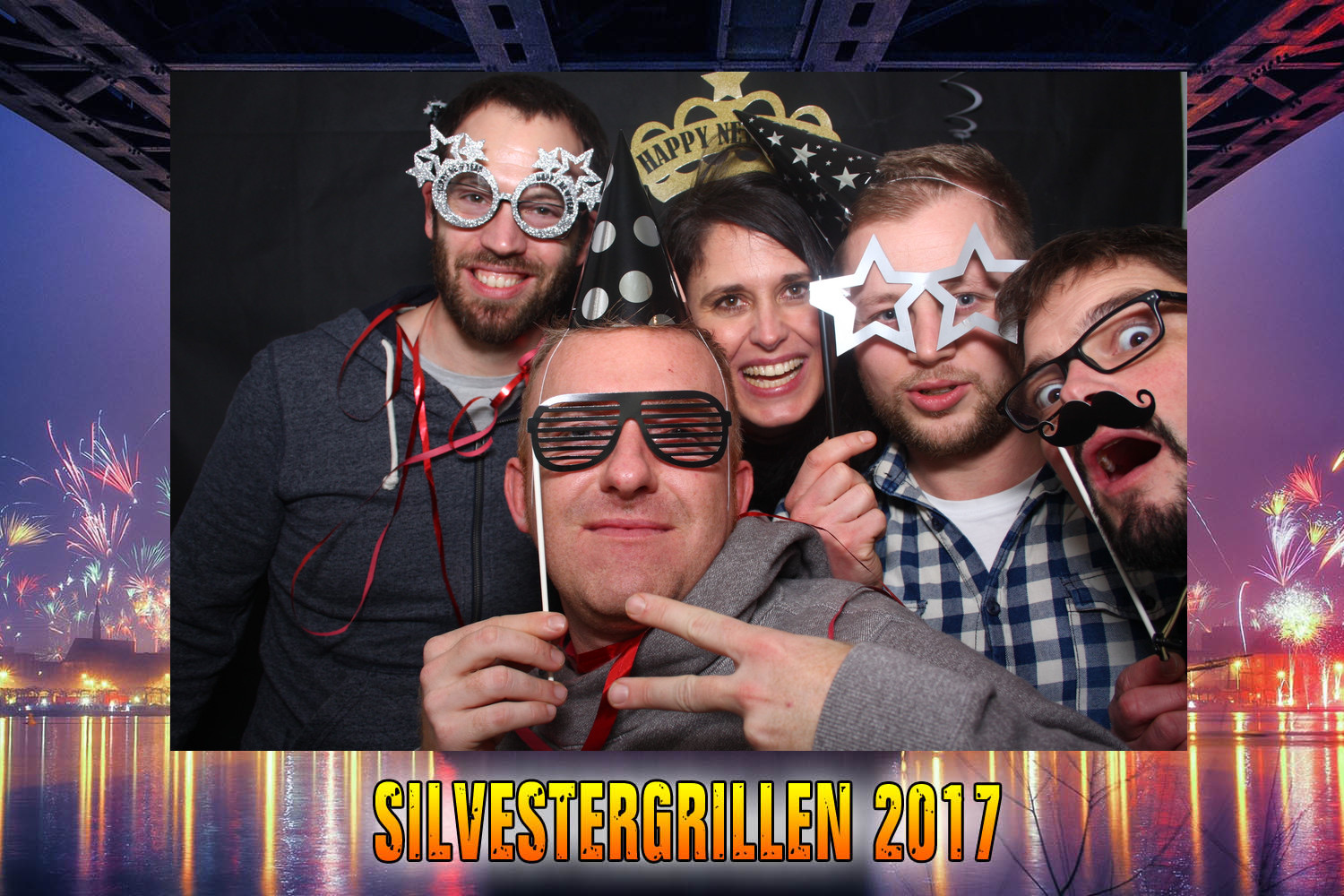 Silvesterparty mit lustigen Accessoires aus der SmileCube Fotobox