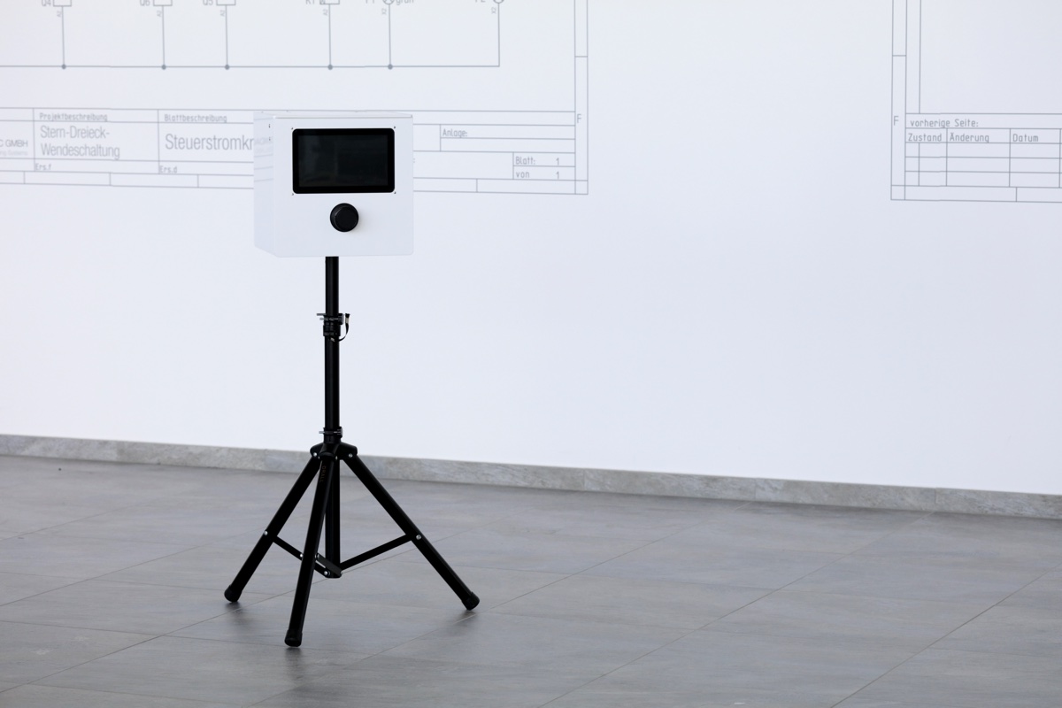 SmileCube fertig aufgebaut auf Stativ