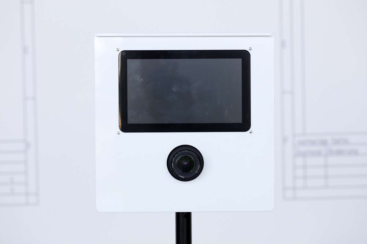 SmileCube Frontansicht mit Touchscreen und Kameraobjektiv