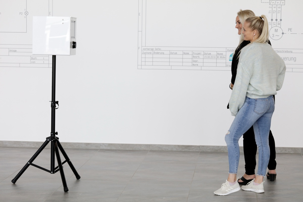 Gäste posieren lachend vor dem SmileCube