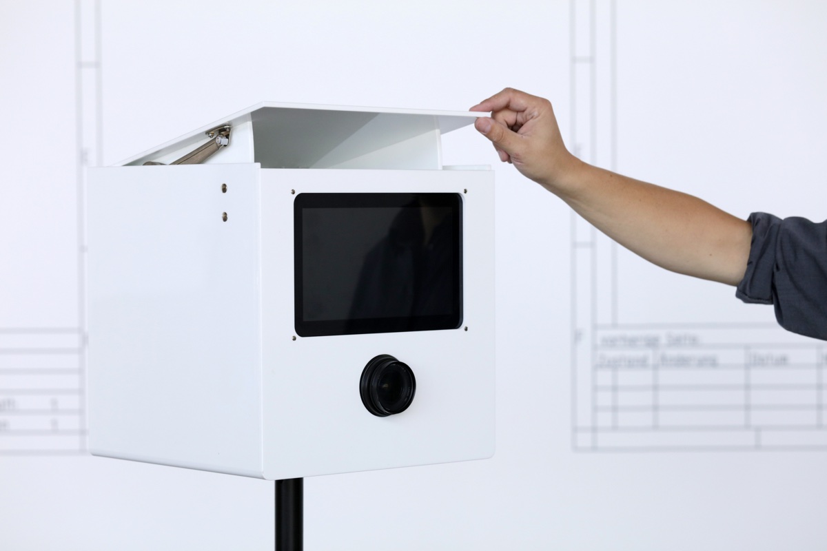 SmileCube geöffnet - Blick auf Touchscreen, Kamera und Studioblitz